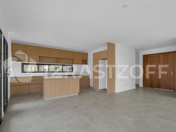 Muy buena casa en venta en lote central en Barrio Santo Tomas