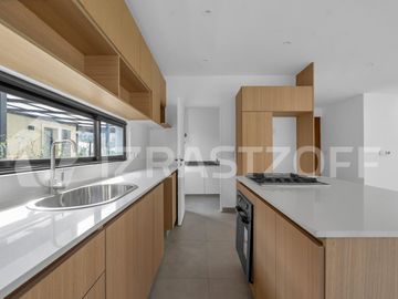 Muy buena casa en venta en lote central en Barrio Santo Tomas