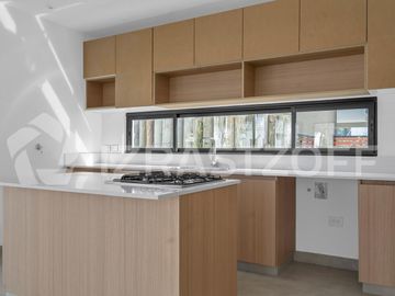 Muy buena casa en venta en lote central en Barrio Santo Tomas