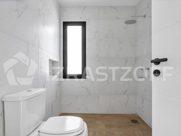 Muy buena casa en venta en lote central en Barrio Santo Tomas