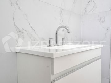 Muy buena casa en venta en lote central en Barrio Santo Tomas