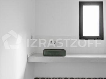 Muy buena casa en venta en lote central en Barrio Santo Tomas