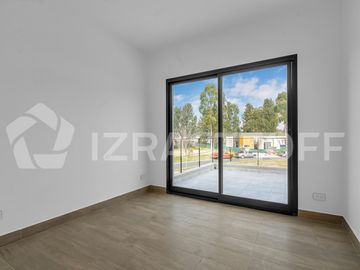 Muy buena casa en venta en lote central en Barrio Santo Tomas