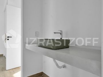 Muy buena casa en venta en lote central en Barrio Santo Tomas