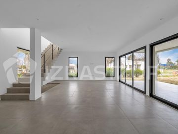 Muy buena casa en venta en lote central en Barrio Santo Tomas