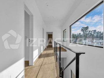Muy buena casa en venta en lote central en Barrio Santo Tomas