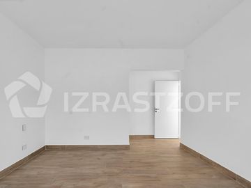 Muy buena casa en venta en lote central en Barrio Santo Tomas