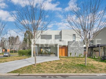 Muy buena casa en venta en lote central en Barrio Santo Tomas