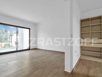 Muy buena casa en venta en lote central en Barrio Santo Tomas