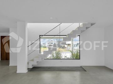 Muy buena casa en venta en lote central en Barrio Santo Tomas