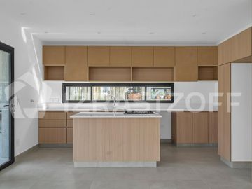 Muy buena casa en venta en lote central en Barrio Santo Tomas