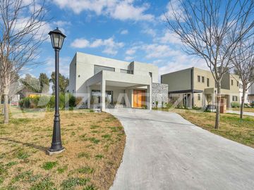 Muy buena casa en venta en lote central en Barrio Santo Tomas