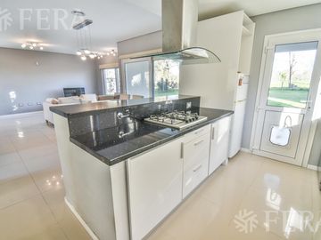 Venta de Casa 4 ambientes en Fincas de Hudson