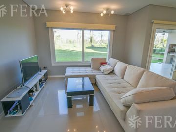 Venta de Casa 4 ambientes en Fincas de Hudson