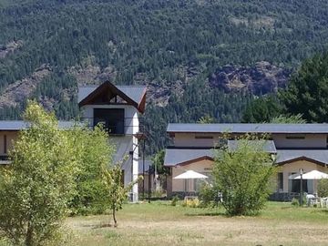 Cabañas / Hotel en  Venta vista a las montañas a cudaras de la Laguna Huemul