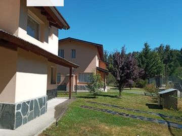 Cabañas / Hotel en  Venta vista a las montañas a cudaras de la Laguna Huemul