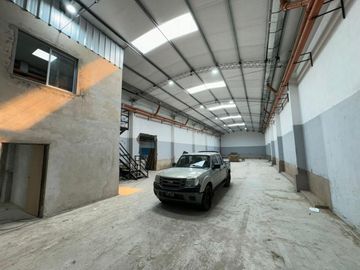Galpón - Depósito de 1300 m2.  en  Boca - ALQUILER