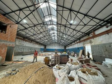 Galpón - Depósito de 1300 m2.  en  Boca - ALQUILER