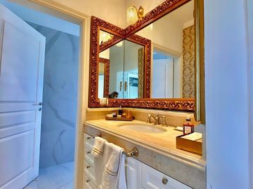Casa de Estilo Francés a la Venta en Barrio Los Castores Nordelta con Vista al lago Central