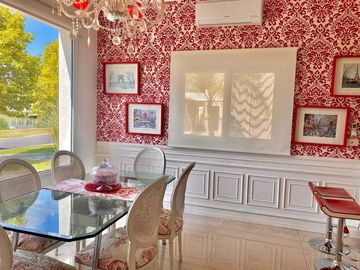 Casa de Estilo Francés a la Venta en Barrio Los Castores Nordelta con Vista al lago Central