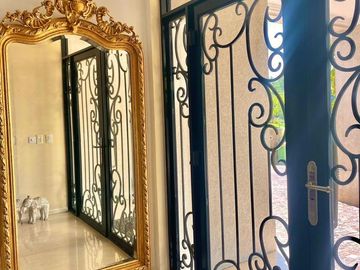 Casa de Estilo Francés a la Venta en Barrio Los Castores Nordelta con Vista al lago Central