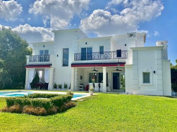 Casa de Estilo Francés a la Venta en Barrio Los Castores Nordelta con Vista al lago Central