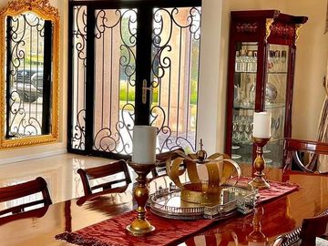 Casa de Estilo Francés a la Venta en Barrio Los Castores Nordelta con Vista al lago Central