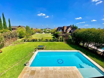 Casa de Estilo Francés a la Venta en Barrio Los Castores Nordelta con Vista al lago Central