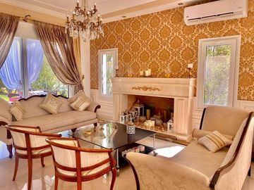 Casa de Estilo Francés a la Venta en Barrio Los Castores Nordelta con Vista al lago Central