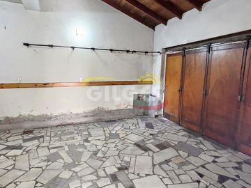 Venta Chalet 6 Amb. en Ramos Mejía  - Muy buen Estado   con patio y quincho