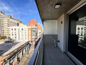 Venta - Departamento de un dormitorio, a estrenar, al frente, con balcón en Barrio Martin.