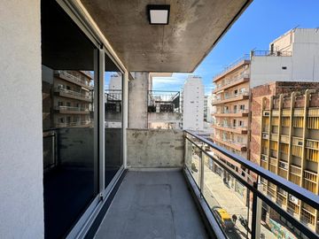 Venta - Departamento de un dormitorio, a estrenar, al frente, con balcón en Barrio Martin.