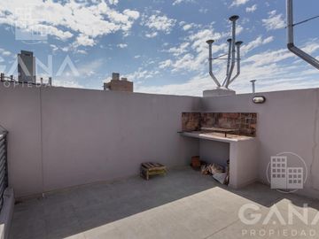 Departamento Venta 2 dormitorios con cochera y 2 patios. Oportunidad