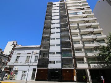 Venta monoambiente con balcón sobre Av. Patricios, Barracas