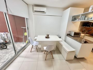 Impecable y amplio 2 ambientes con patio y mucha luz  - apto profesional