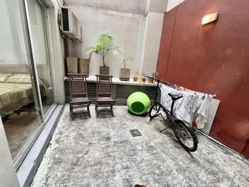 Impecable y amplio 2 ambientes con patio y mucha luz  - apto profesional