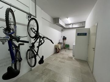 Impecable y amplio 2 ambientes con patio y mucha luz  - apto profesional
