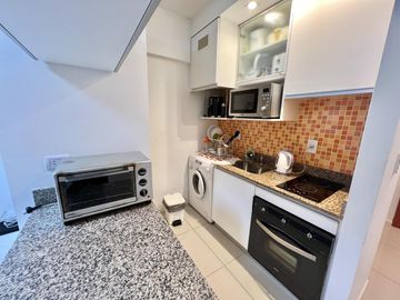 Impecable y amplio 2 ambientes con patio y mucha luz  - apto profesional