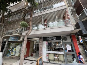 Impecable y amplio 2 ambientes con patio y mucha luz  - apto profesional