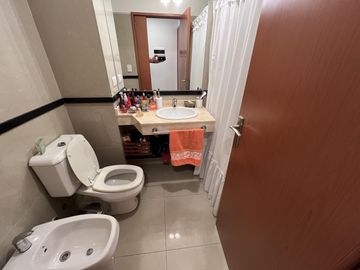 Impecable y amplio 2 ambientes con patio y mucha luz  - apto profesional