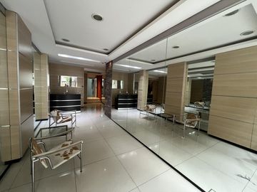 Impecable y amplio 2 ambientes con patio y mucha luz  - apto profesional