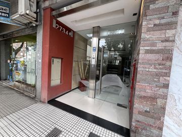 Impecable y amplio 2 ambientes con patio y mucha luz  - apto profesional