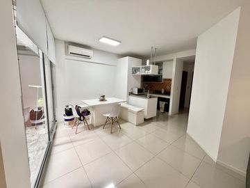 Impecable y amplio 2 ambientes con patio y mucha luz  - apto profesional