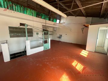IDEAL PARA OFICINAS,- DEPOSITO - SHOWROOM - EXCELENTE UBICACION