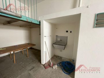 IDEAL PARA OFICINAS,- DEPOSITO - SHOWROOM - EXCELENTE UBICACION