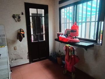 CASA  EN BARRIO PUEYRREDON  A MTS DE AV. PATRIA  .  5 DORM, DOS BAÑOS, LOTE DE 371 MTS .