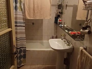 CASA  EN BARRIO PUEYRREDON  A MTS DE AV. PATRIA  .  5 DORM, DOS BAÑOS, LOTE DE 371 MTS .