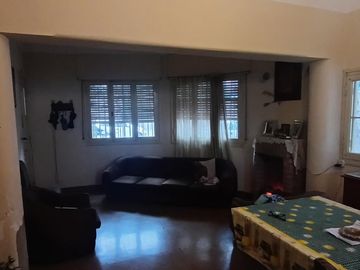 CASA  EN BARRIO PUEYRREDON  A MTS DE AV. PATRIA  .  5 DORM, DOS BAÑOS, LOTE DE 371 MTS .