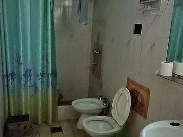 CASA  EN BARRIO PUEYRREDON  A MTS DE AV. PATRIA  .  5 DORM, DOS BAÑOS, LOTE DE 371 MTS .