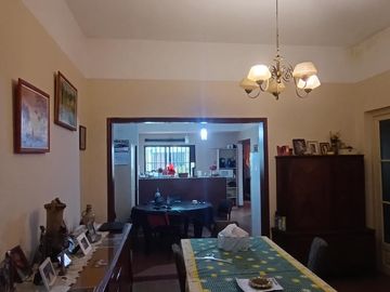 CASA  EN BARRIO PUEYRREDON  A MTS DE AV. PATRIA  .  5 DORM, DOS BAÑOS, LOTE DE 371 MTS .